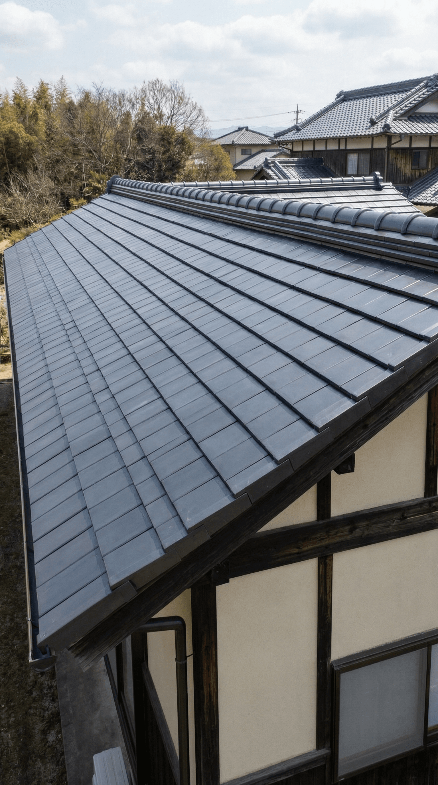 雨漏り寸前の屋根をカバー工法で高耐久化